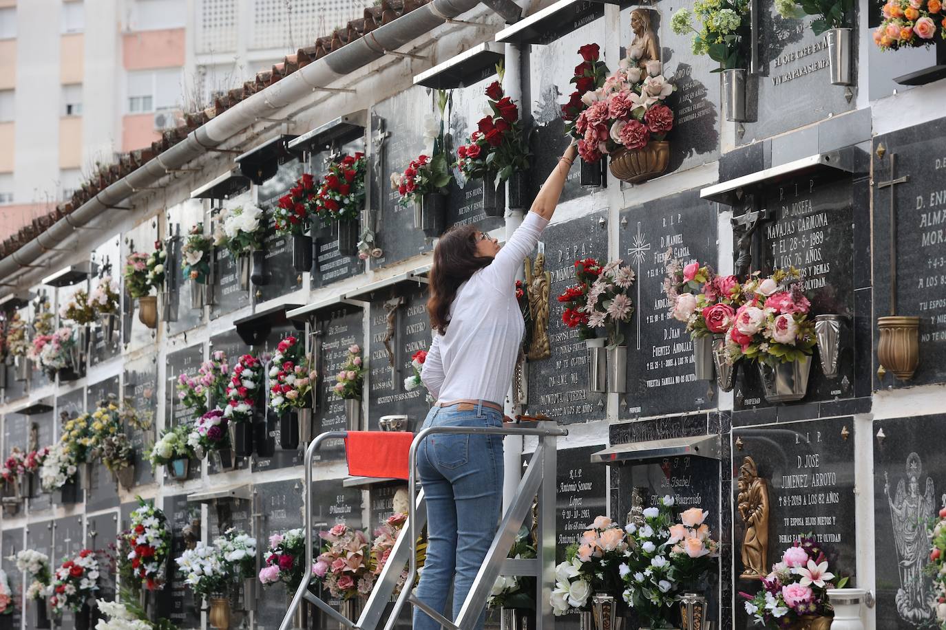 Fotos: Los cementerios de Córdoba se llenan de vida el Día de Todos los Santos