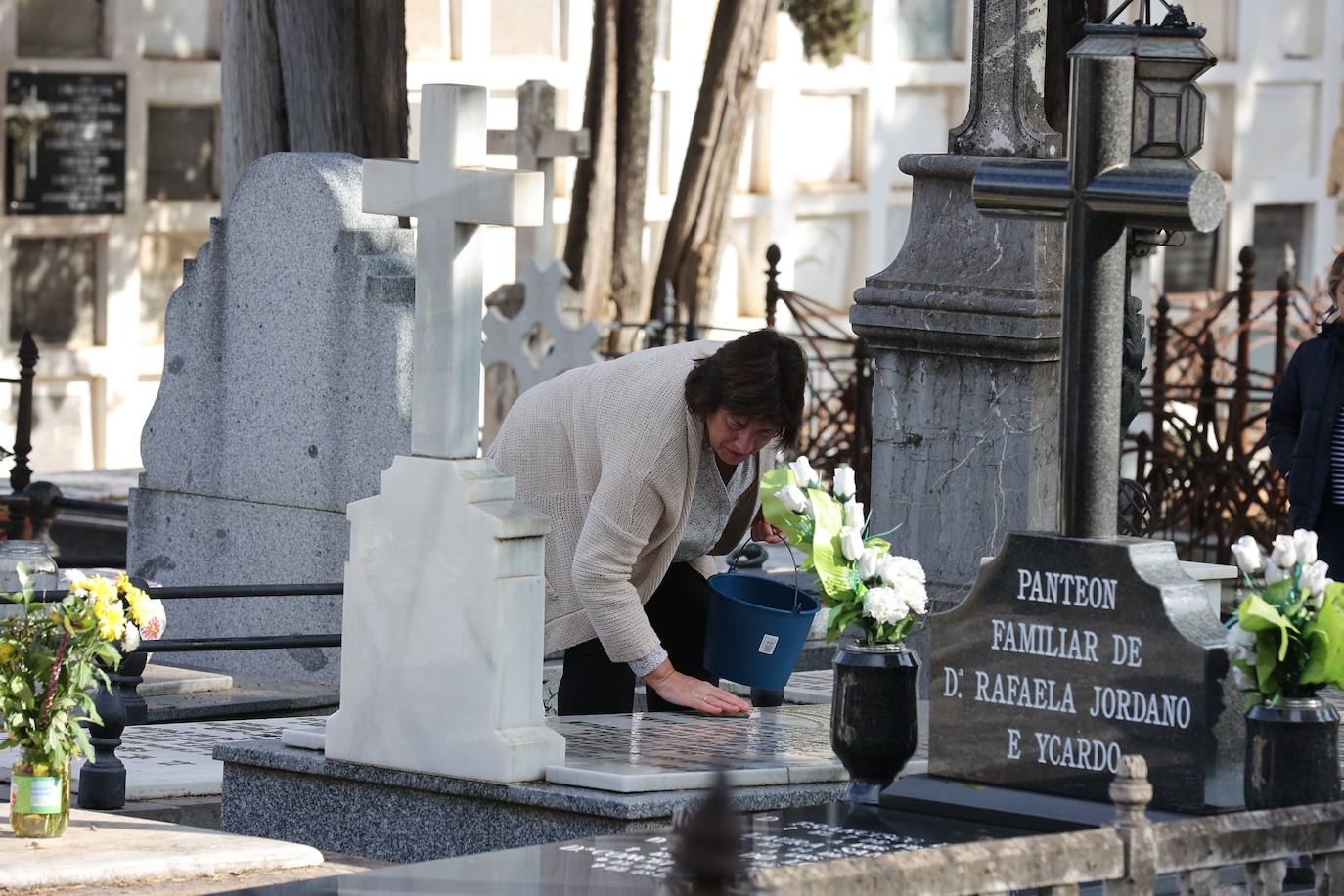 Fotos: Los cementerios de Córdoba se llenan de vida el Día de Todos los Santos