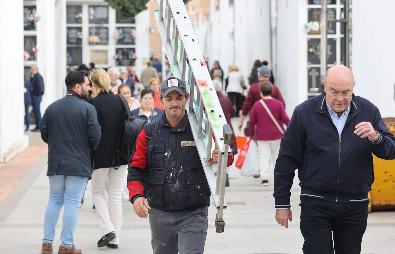 Fotos: Los cementerios de Córdoba se llenan de vida el Día de Todos los Santos