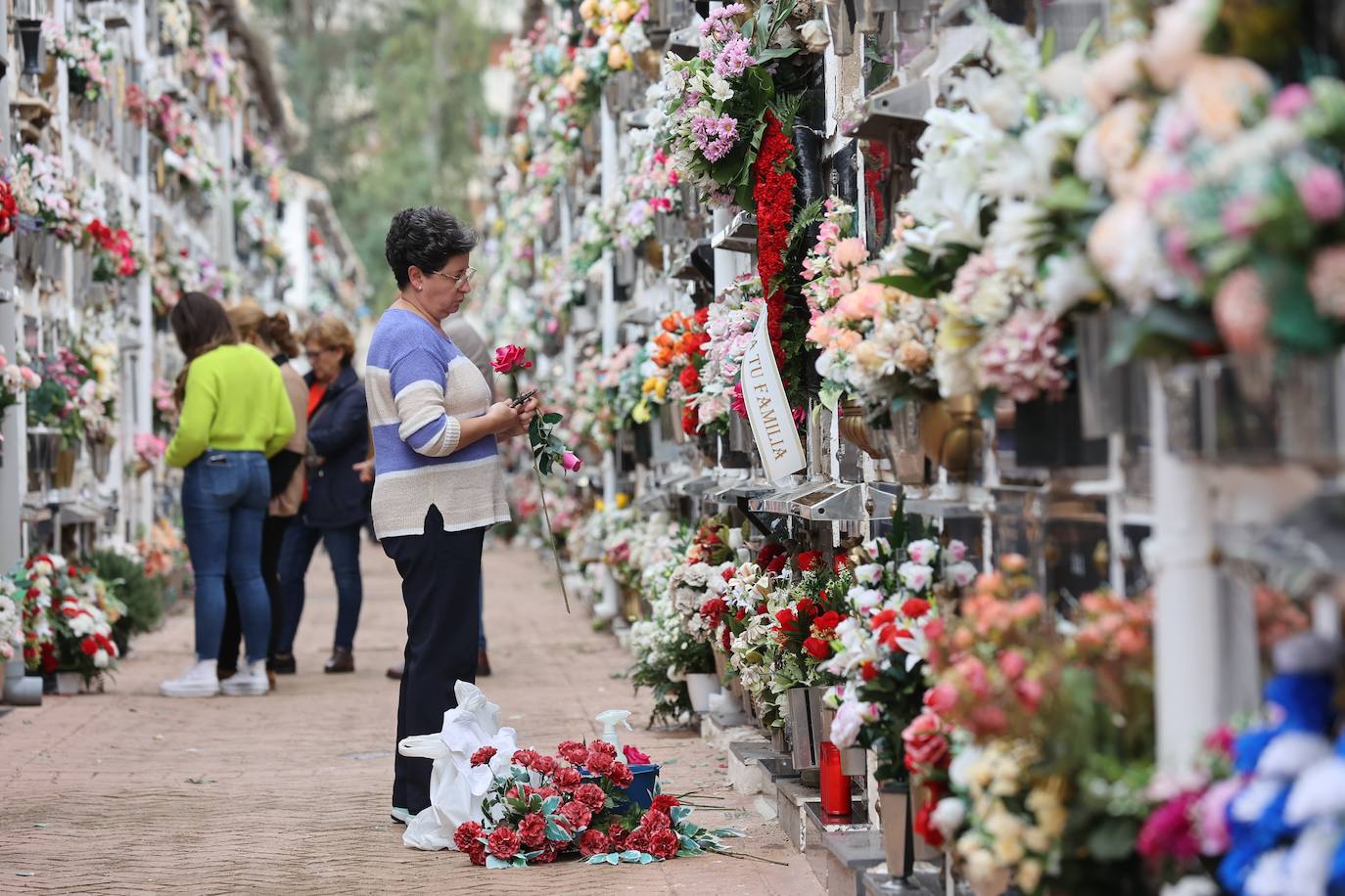Fotos: Los cementerios de Córdoba se llenan de vida el Día de Todos los Santos