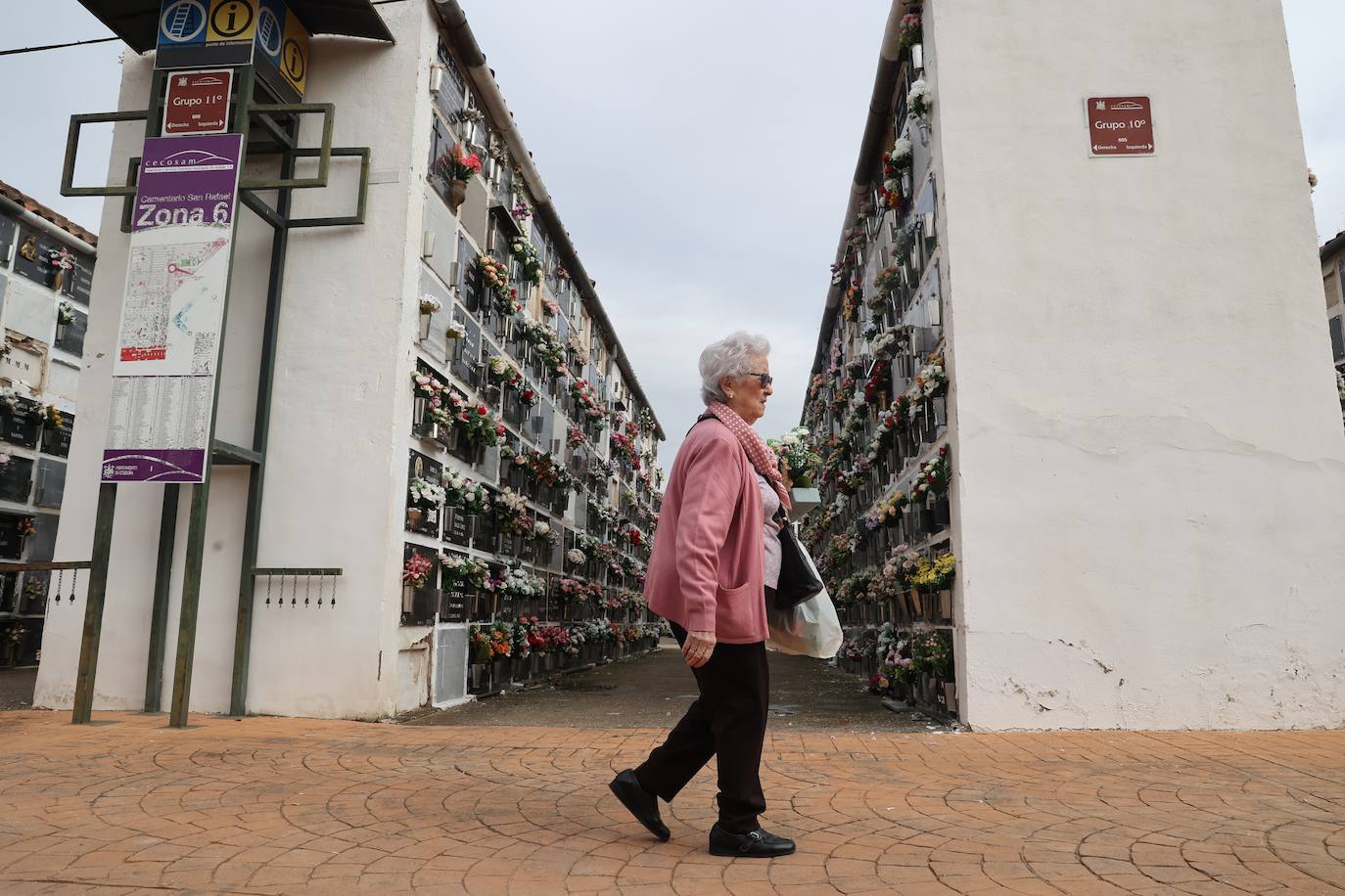 Fotos: Los cementerios de Córdoba se llenan de vida el Día de Todos los Santos