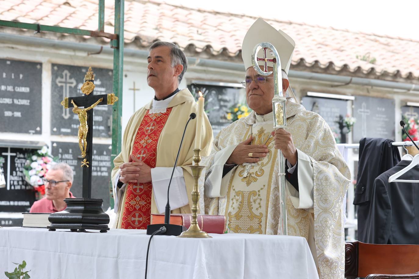 Fotos: Los cementerios de Córdoba se llenan de vida el Día de Todos los Santos
