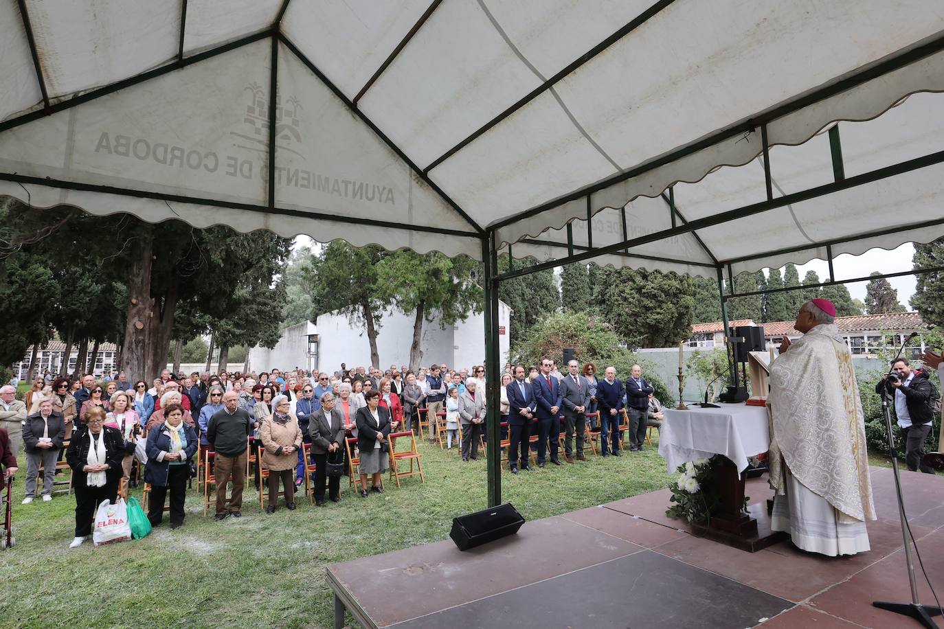 Fotos: Los cementerios de Córdoba se llenan de vida el Día de Todos los Santos