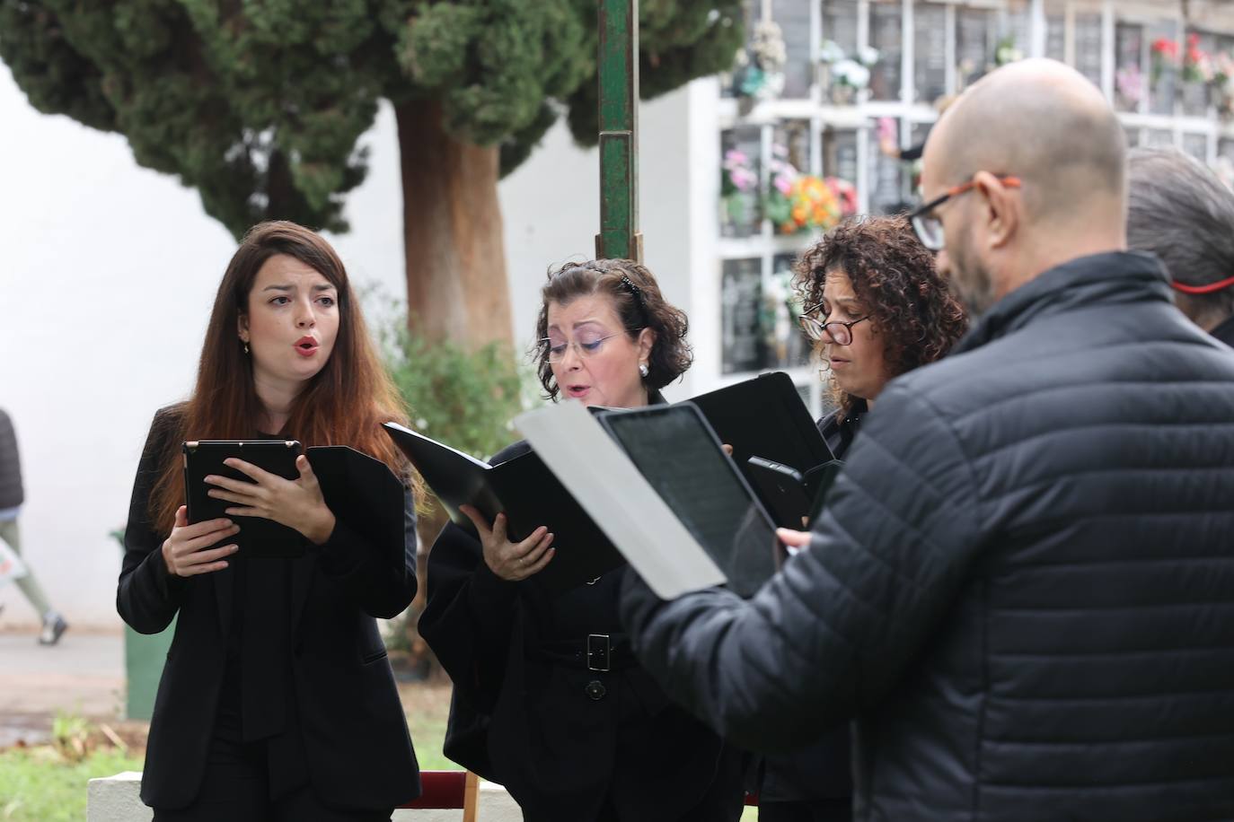Fotos: Los cementerios de Córdoba se llenan de vida el Día de Todos los Santos