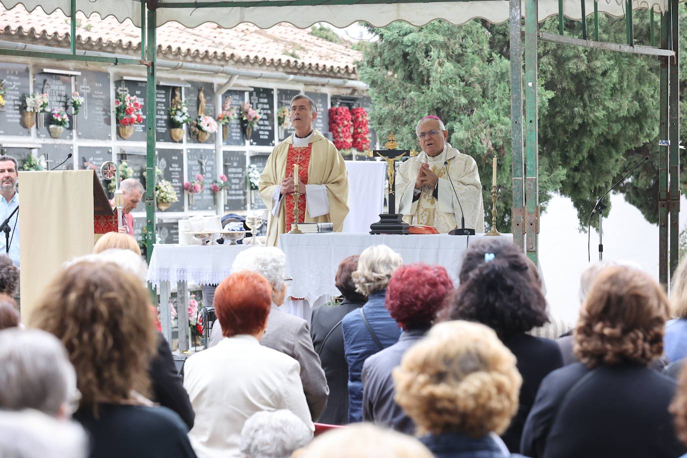 Fotos: Los cementerios de Córdoba se llenan de vida el Día de Todos los Santos