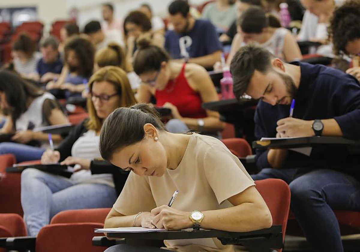 Aspirantes examinándose en las oposiciones de Magisterio en Córdoba