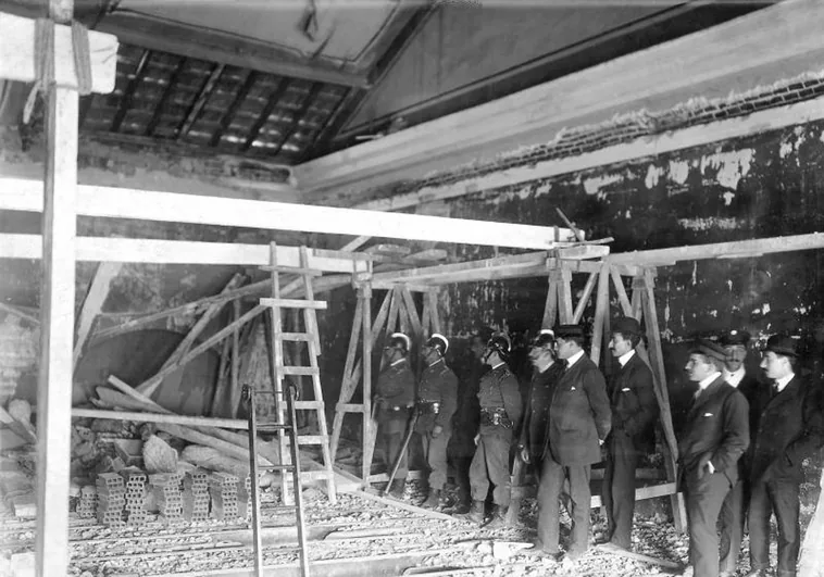 Bomberos y autoridades estudian el estado de las bóvedas del palacio tras el derrumbe que sufrió el 14 de febrero de 1909.