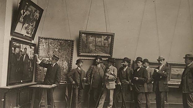 Varios visitantes, en el interior del Palacio de las Artes, en los Altos del Hipódromo