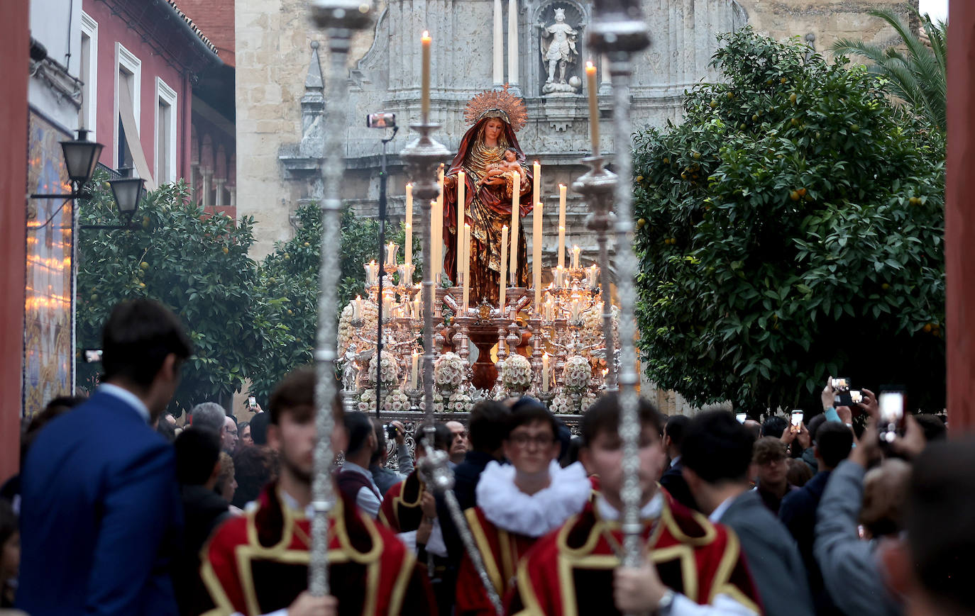 Fotos: Sobriedad y recogimiento en la procesión de la Virgen del Amparo en Córdoba