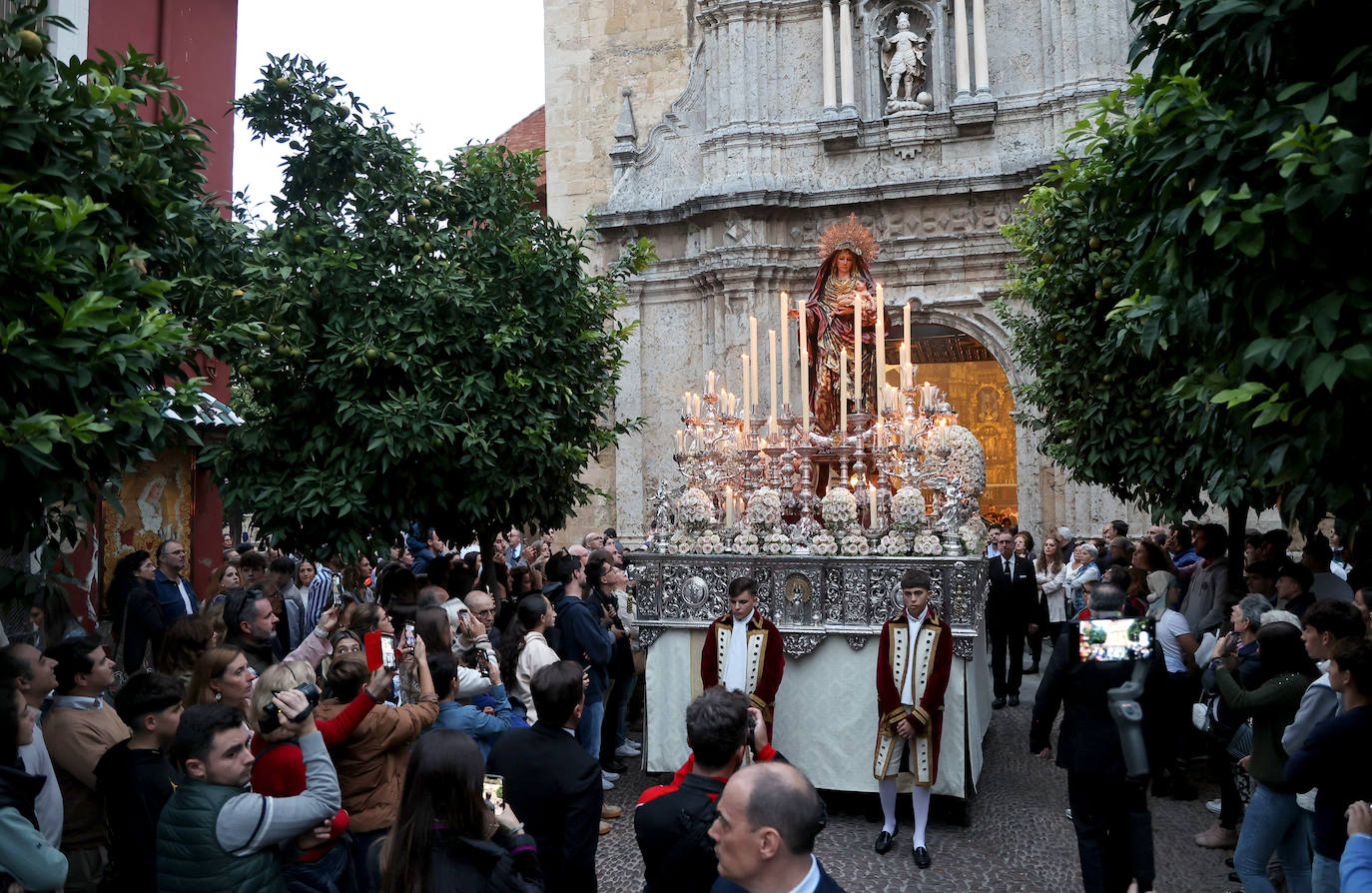 Fotos: Sobriedad y recogimiento en la procesión de la Virgen del Amparo en Córdoba