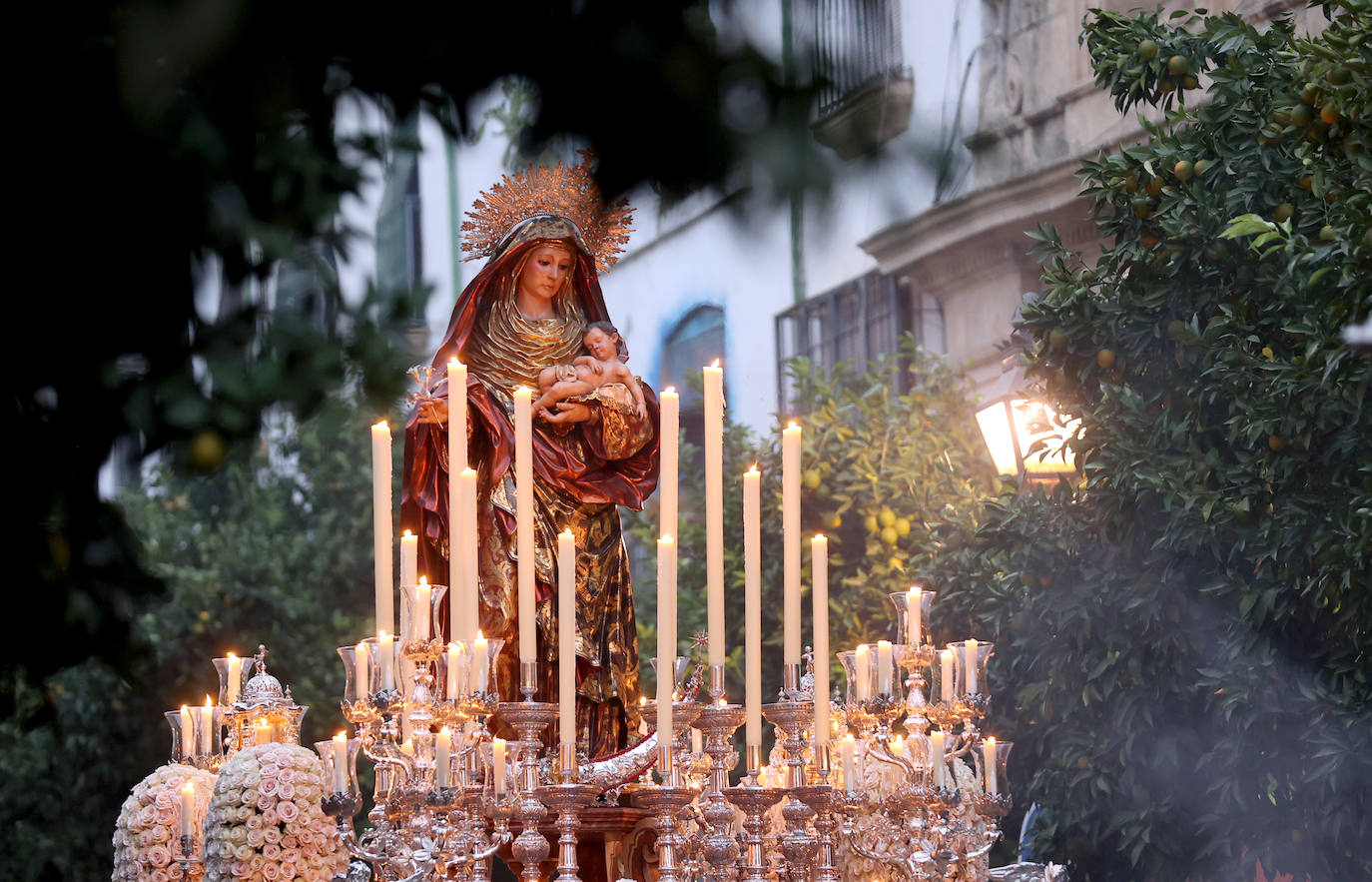 Fotos: Sobriedad y recogimiento en la procesión de la Virgen del Amparo en Córdoba