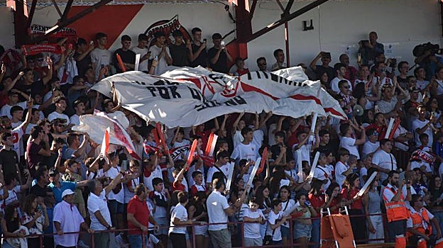 Fiestón impresionante con más de medio pueblo (literalmente) en el estadio