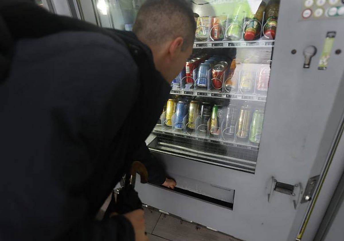 Un menor compra una bebida energética en Santiago de Compostela