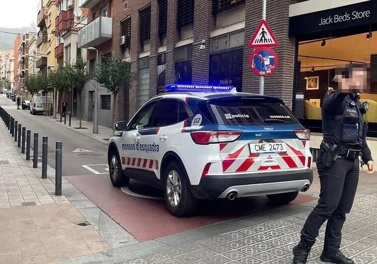 Una patrulla de los Mossos d'Esquadra, frente a la sede de Vox en Barcelona este jueves