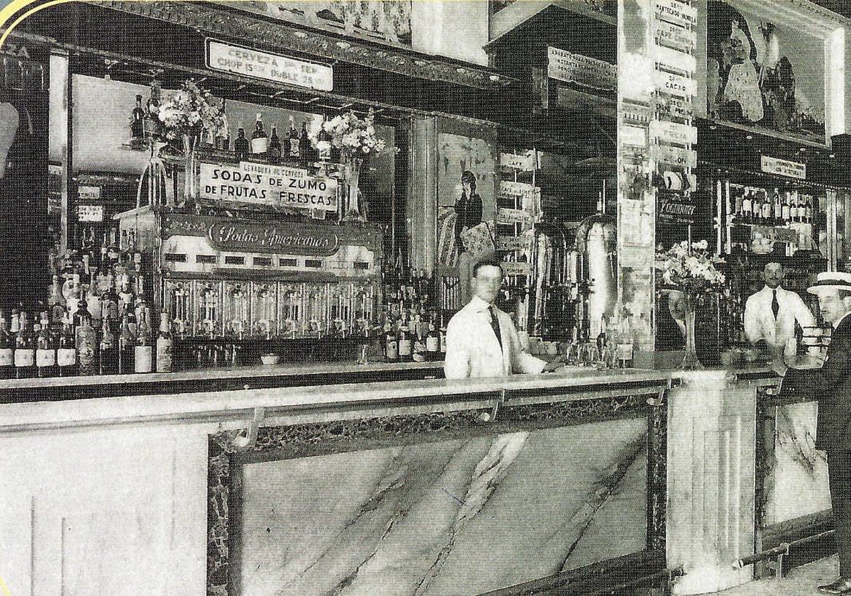 Clientes en una barra de principios del siglo pasado