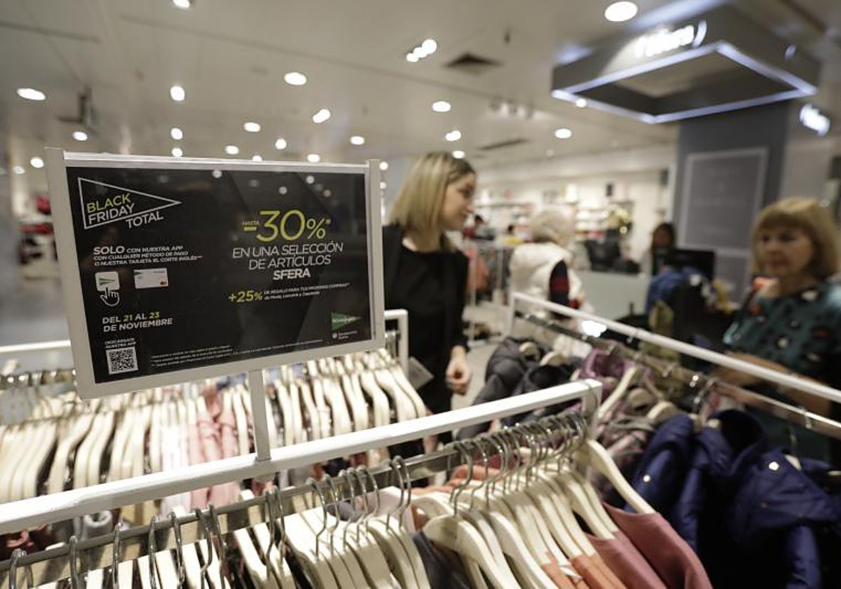 Percheros con prendas rebajadas por el Black Friday de 2022