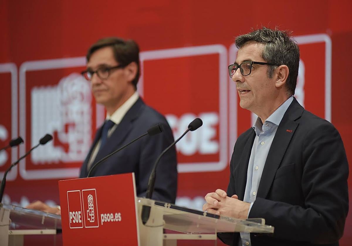 Salvador Illa, líder socialista en Cataluña, y Félix Bolaños, ministro de la Presidencia. durante la rueda de prensa