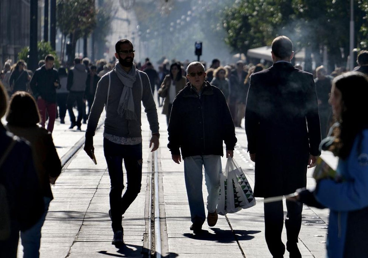 Ciudadanos caminando por la calle en el centro de Sevilla