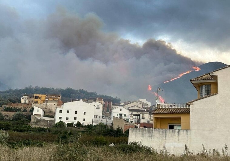 Imagen del incendio forestal declarado este jueves en Montitxelvo (Valencia)