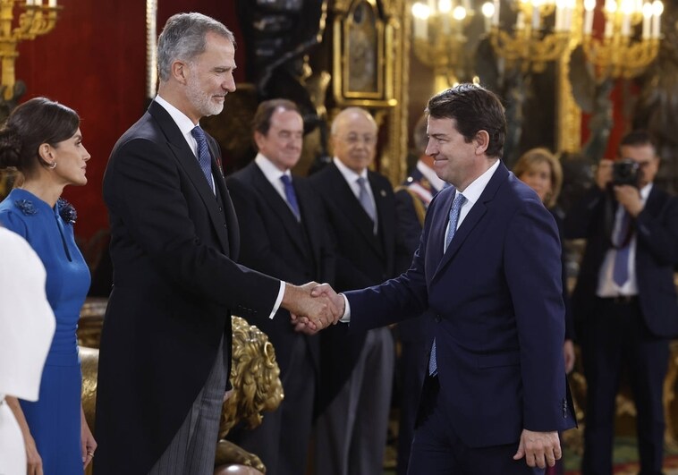 Alfonso Fernández Mañueco, presidente de Castilla y León, saluda al Rey Felipe en la jura de la Constitución por la Princesa Leonor