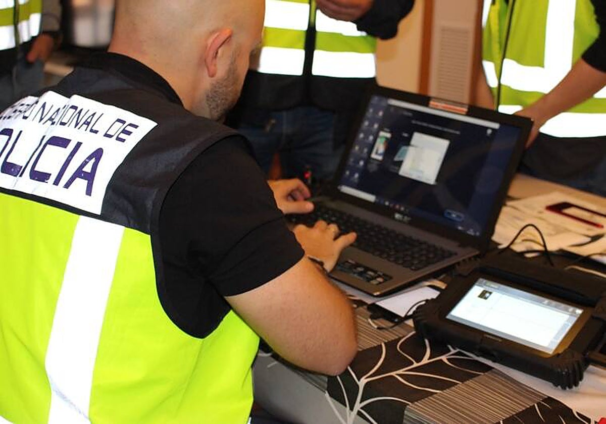 Imagen de archivo de un investigador de la Policía Nacional en la Comunidad Valenciana