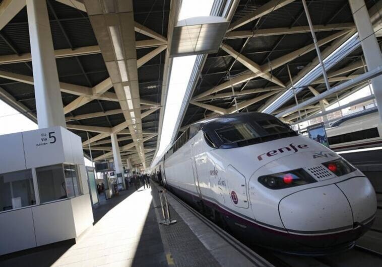 Imagen de un tren de Renfe en la Estación Joaquín Sorolla de Valencia