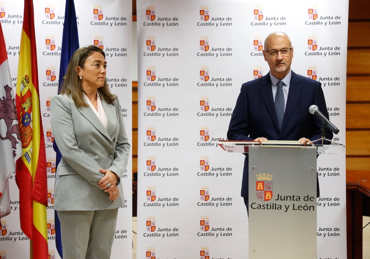 Luis Fuentes, este viernes en su toma de posesión junto a González Corral