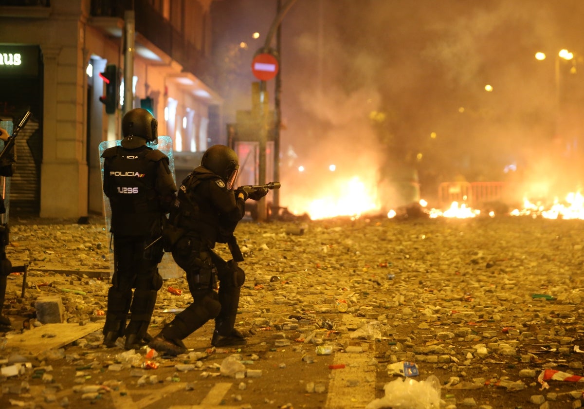 Dos policías hacen frente a los independentistas vilentos en los sucesos de la Plaza de Urquinaona de 2019