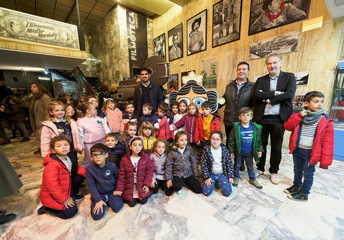 Santiago Cabañero con algunos de los niños que han participado en 'Mi primer Abycine'