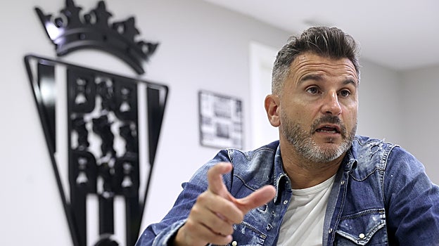 Iván Ania, entrenador del Córdoba CF: «El objetivo es volver al fútbol profesional y queremos conseguirlo directamente»
