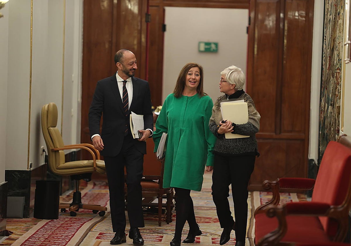 Gómez de Celis, Armengol y Leal, a su llegada a la reunión de la Mesa