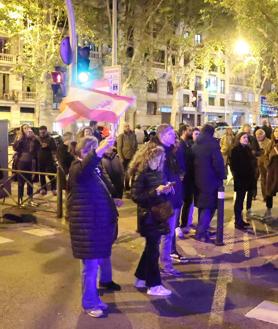 Imagen secundaria 2 - Algunas imágenes de la protesta en las inmediaciones de la sede del PSOE