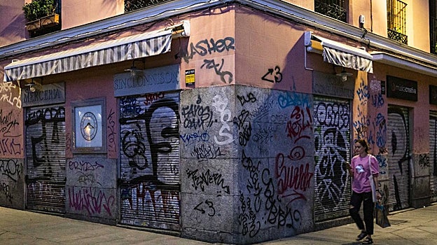 Una esquina grafiteada que da a la céntrica plaza del Dos de Mayo