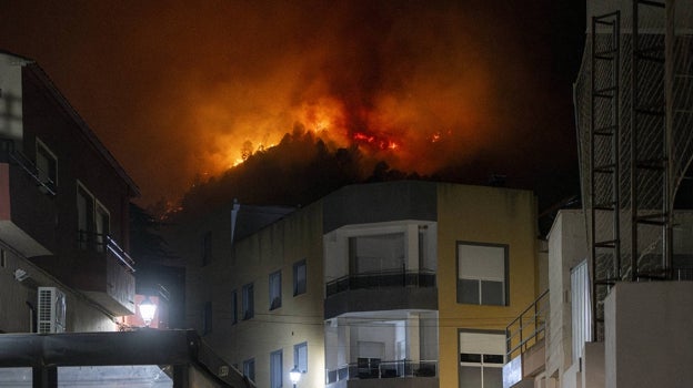 Un incendio forestal agravado por el viento obliga a evacuar 800 personas en varios municipios valencianos y arrasa 2.000 hectáreas