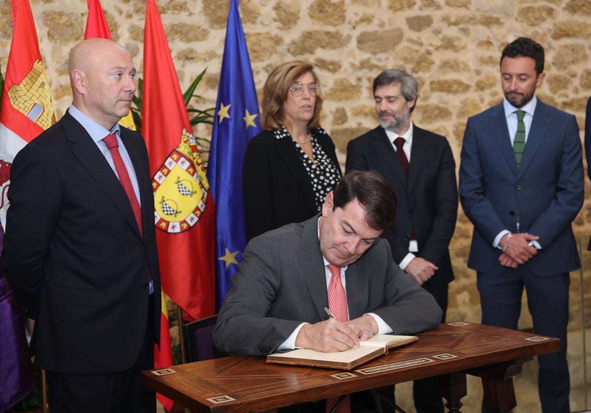 El presidente de la Junta en la inauguración del Centro de Artes Escénicas de Paredes de Nava (Palencia) 'Jorge Manrique'