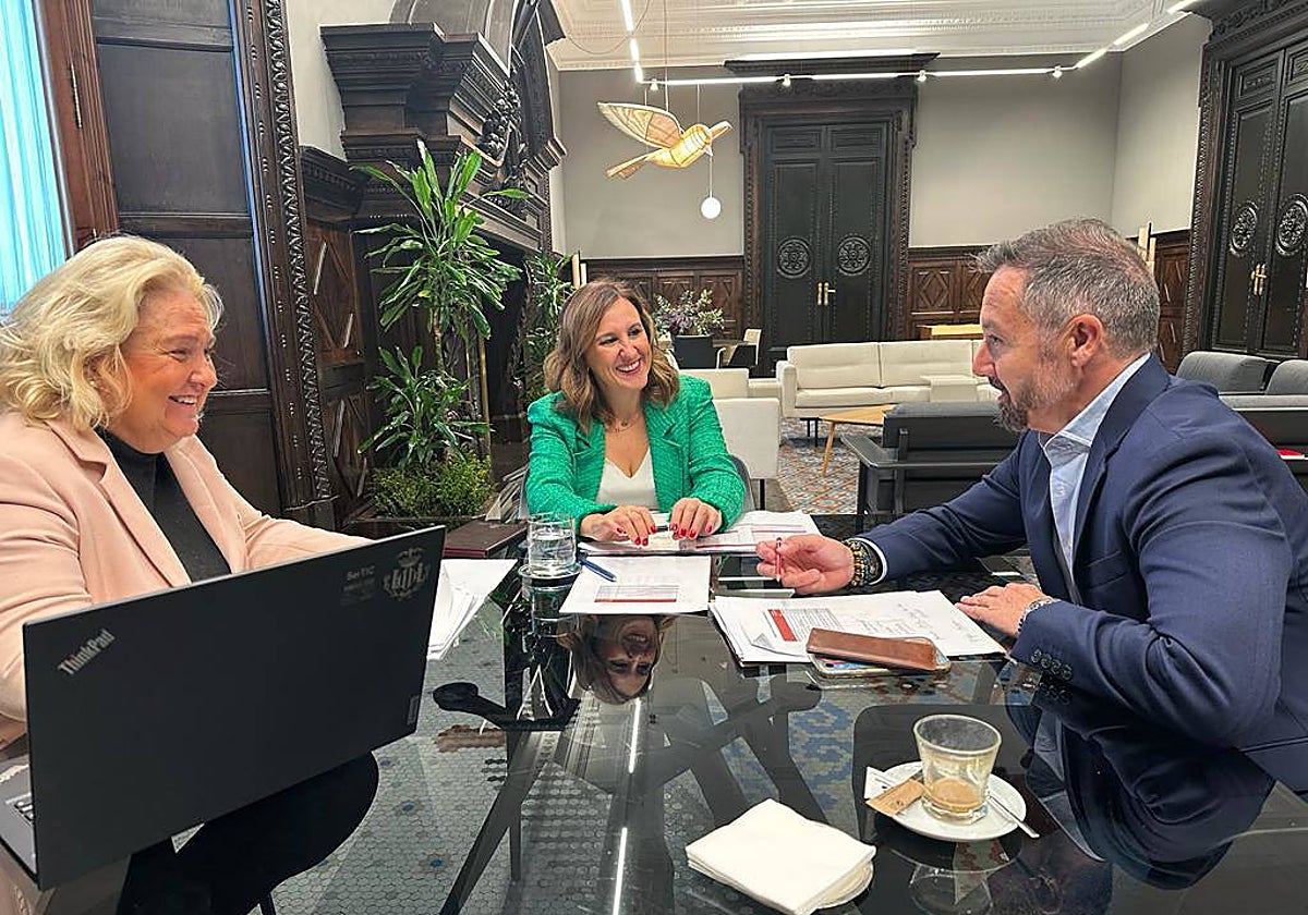 Imagen de la reunión de María José Catalá junto a los dos primeros tenientes de alcalde