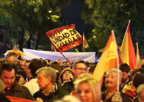 Imagen secundaria 1 - Algunas imágenes de la protesta en las inmediaciones de la sede del PSOE