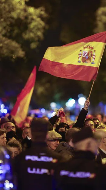 Cientos de ciudadanos convocados a través de las redes sociales protagonizan una protesta contra la ley de amnistía y el Gobierno de Pedro Sánchez