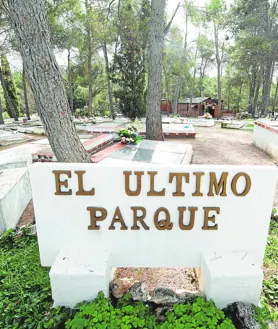 Imagen secundaria 2 - Muñecos y flores (arriba) son habituales en las tumbas (abajo, izquierda) del cementerio 'El Último Parque', en Arganda del Rey