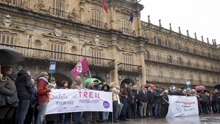 Centenares de personas se concentran en Astorga, Salamanca y Zamora para exigir el tren de la Vía de la Plata para vertebrar el Corredor Atlántico
