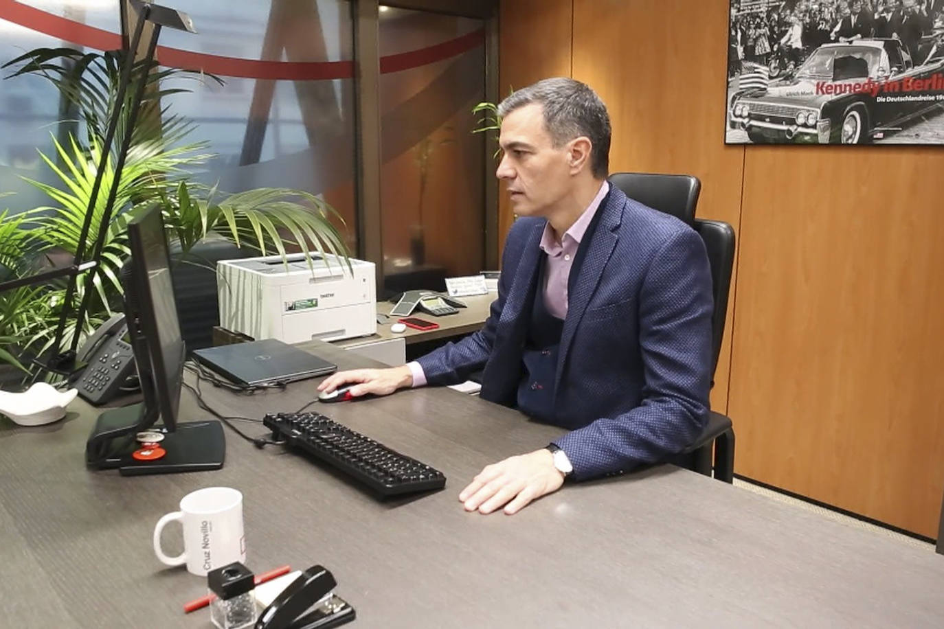 Pedro Sánchez en el momento de ejercer su voto en la consulta a la militancia
