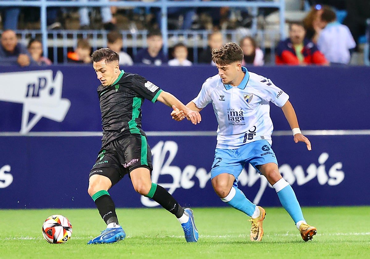 Carracedo conduce el balón durante el partido