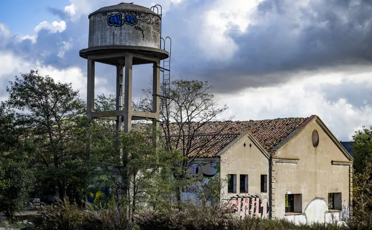 Imagen principal - Las huellas del incendio inundan toda la superficie de las viviendas (ocupadas tiempo atrás) de la parte alta del complejo, con presencia de productos inflamables y químicos esparcidos por algunas estancias de la fábrica.