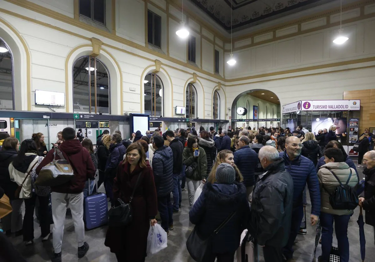 Decenas de usuarios de Renfe, atrapados en la estación de Valladolid