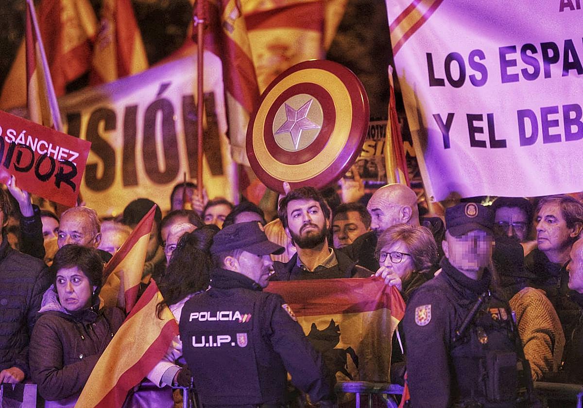 Protesta contra la amnistía ante la sede del PSOE en la calle Ferraz, en Madrid