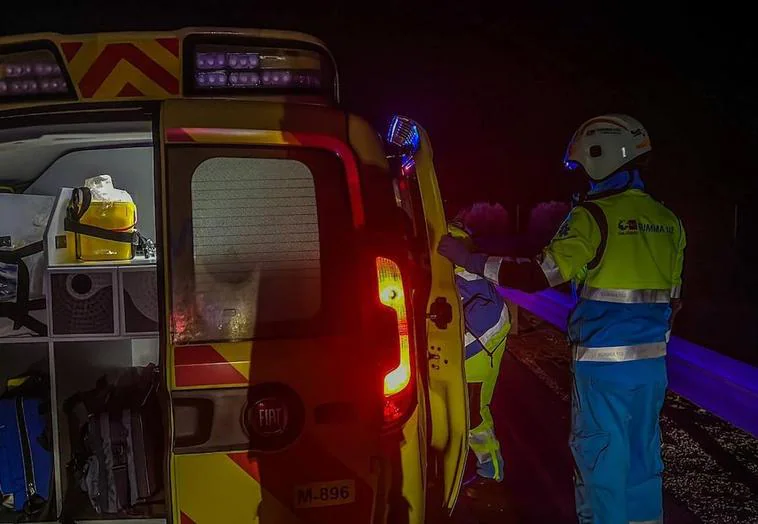 Efectivos del SUMMA 112 acudiendo al lugar del accidente