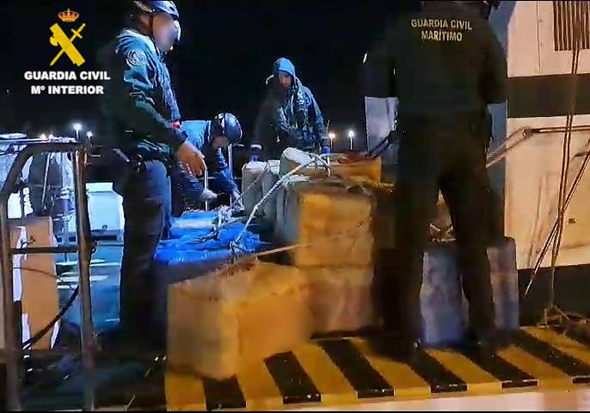 Imagen de la actuación de la Guardia Civil en la incautación de los fardos de hachís