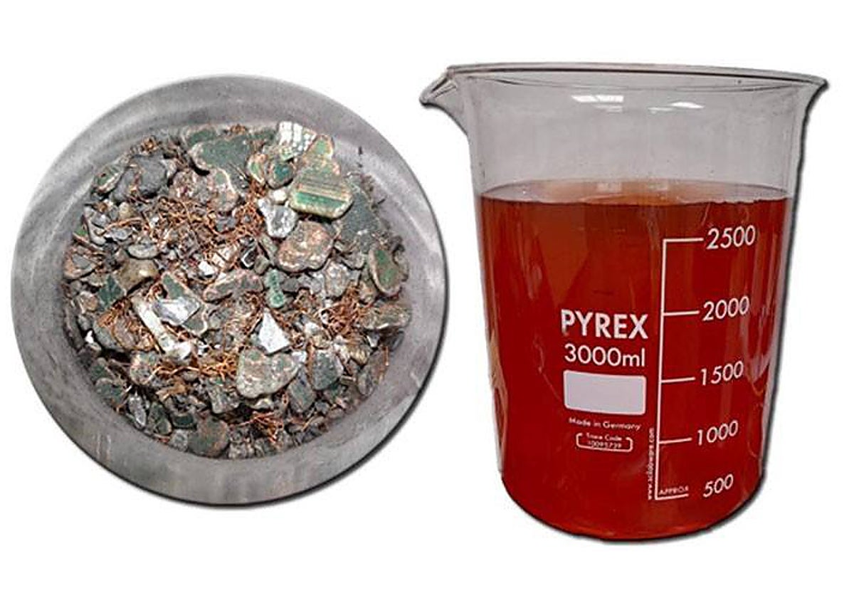 Un sistema sostenible recupera metales críticos de placas y plásticos metalizados mediante el uso de bacterias y electrólisis