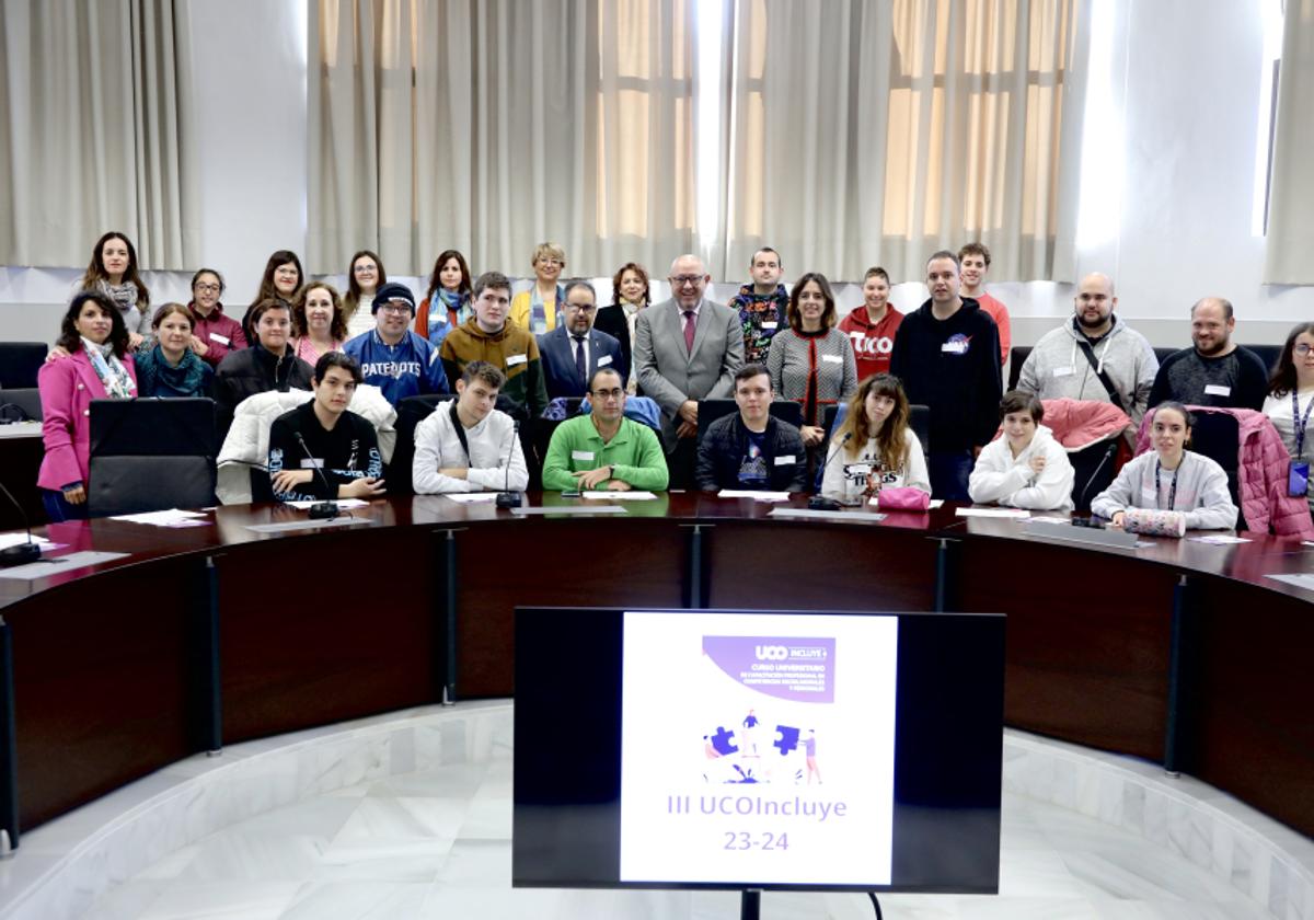 Foto de familia de los alumnos con discapacidad intelectual y elrector de la UCO