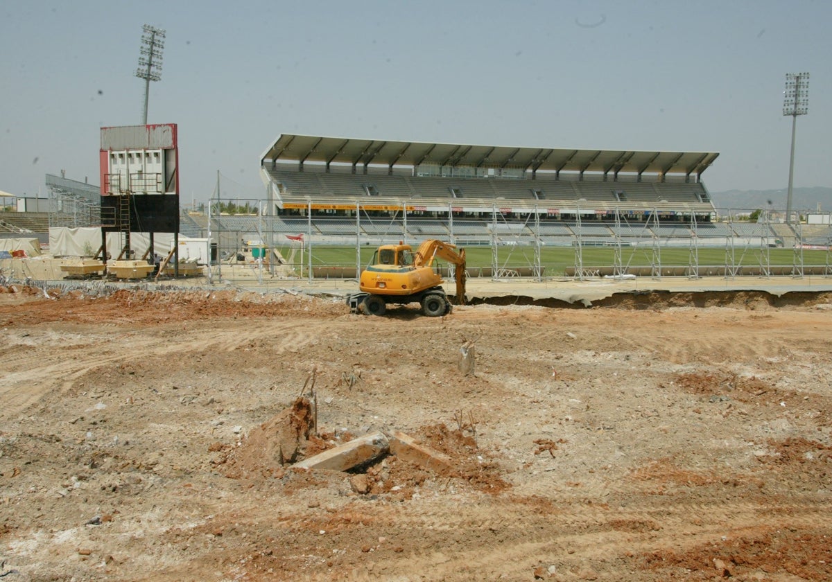 Solar del estadio tras demoler los fondos y Preferencia, con la Tribuna solo en pie